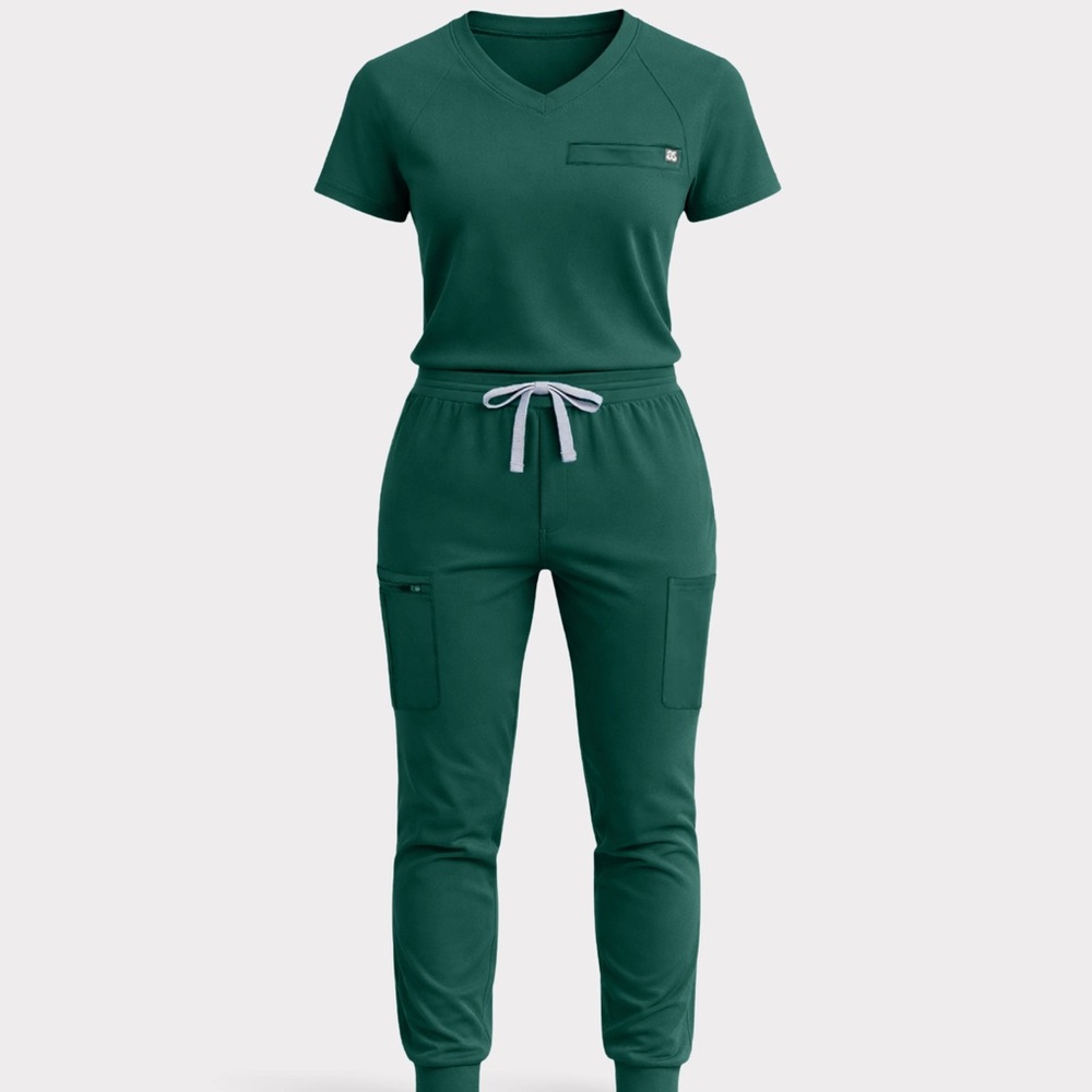 Amara Scrubs in Classic Green